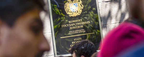Активисты заблокировали вход в здание Комитета гос.доходов (17 апреля 2018). Ереван Активисты заблокировали вход в здание Комитета гос.доходов (17 апреля 2018). Ереван - Sputnik Армения