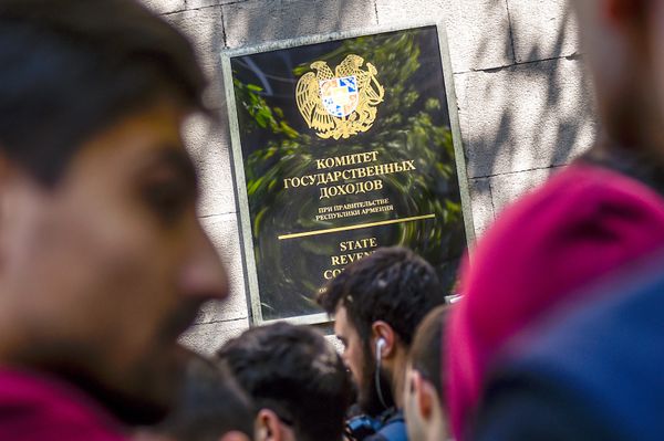 Активисты заблокировали вход в здание Комитета гос.доходов (17 апреля 2018). Ереван Активисты заблокировали вход в здание Комитета гос.доходов (17 апреля 2018). Ереван - Sputnik Армения