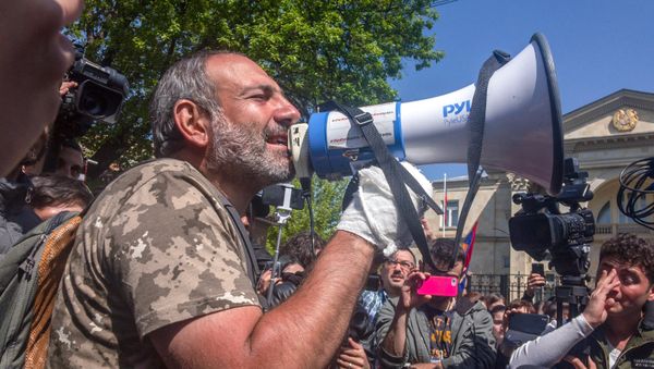 Никол Пашинян перед зданием резиденции Премьер-министра Армении (18 апреля 2018). Ереван Никол Пашинян перед зданием резиденции Премьер-министра Армении (18 апреля 2018). Ереван - Sputnik Армения