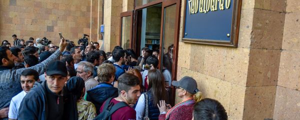 Активисты у входа в ЕГУ (18 апреля 2018). Ереван - Sputnik Արմենիա