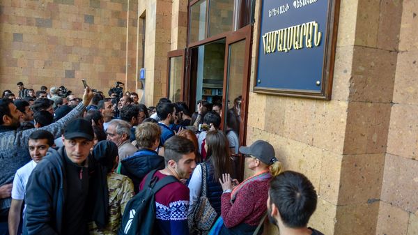 Активисты у входа в ЕГУ (18 апреля 2018). Ереван - Sputnik Армения