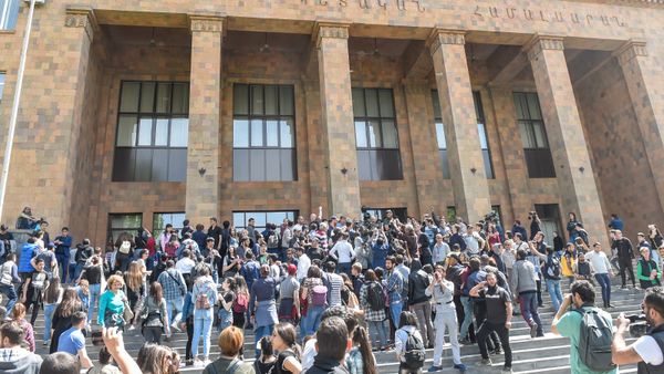 Активисты у входа в ЕГУ (18 апреля 2018). Ереван - Sputnik Армения
