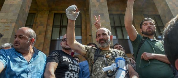 Протестующие во главе с Николом Пашиняном у входа в ЕГУ (18 апреля 2018). Ереван - Sputnik Արմենիա
