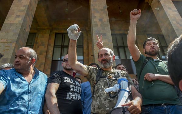 Протестующие во главе с Николом Пашиняном у входа в ЕГУ (18 апреля 2018). Ереван - Sputnik Армения