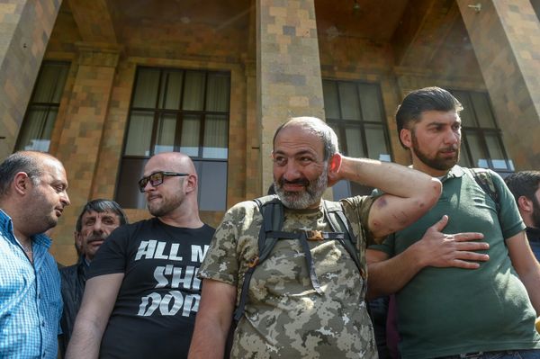 Протестующие во главе с Николом Пашиняном у входа в ЕГУ (18 апреля 2018). Ереван - Sputnik Армения
