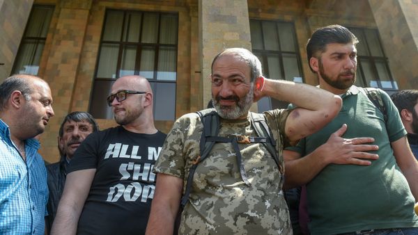 Протестующие во главе с Николом Пашиняном у входа в ЕГУ (18 апреля 2018). Ереван - Sputnik Армения