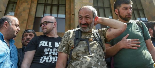 Протестующие во главе с Николом Пашиняном у входа в ЕГУ (18 апреля 2018). Ереван Протестующие во главе с Николом Пашиняном у входа в ЕГУ (18 апреля 2018). Ереван - Sputnik Армения