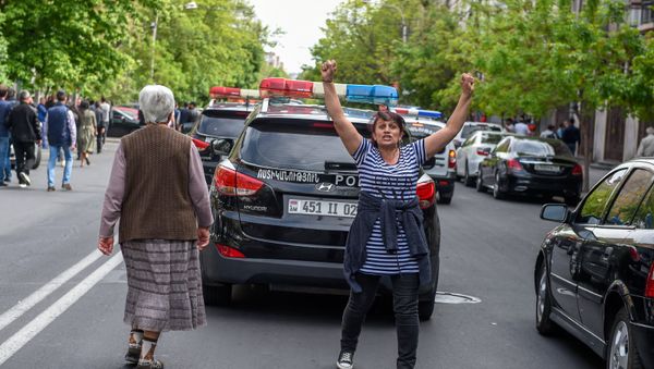 Протестующие на улице Мовсеса Хоренаци (18 апреля 2018). Ереван - Sputnik Արմենիա