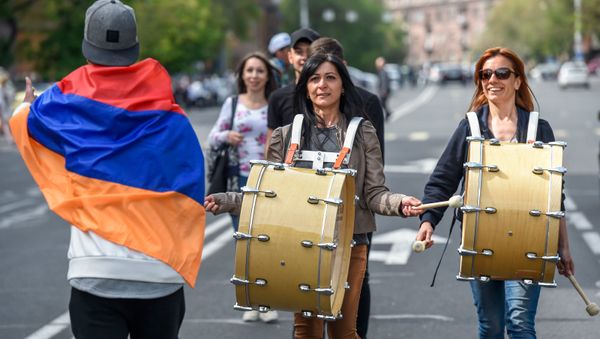 Протестующие на улице Григора Лусаворича (18 апреля 2018). Еревaн - Sputnik Արմենիա