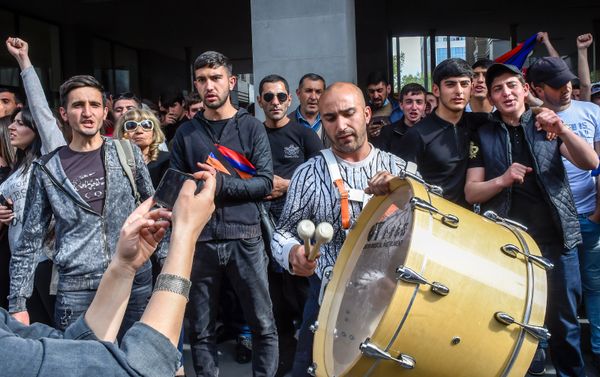 Протестующие на улицах (18 апреля 2018). Ереван Протестующие на улицах (18 апреля 2018). Ереван - Sputnik Армения