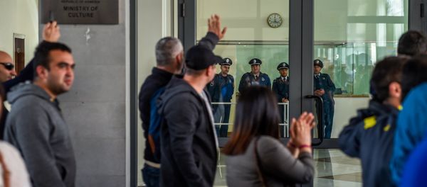 Протестующие перед правительственным зданием (18 апреля 2018). Еревaн Протестующие перед правительственным зданием (18 апреля 2018). Еревaн - Sputnik Армения