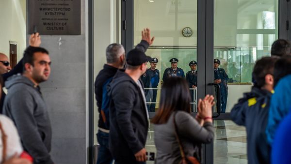 Протестующие перед правительственным зданием (18 апреля 2018). Еревaн - Sputnik Армения