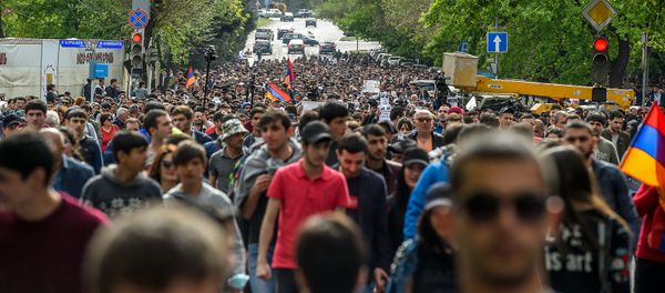 Протестующие на улице Вазгена Саргсяна (18 апреля 2018). Ереван - Sputnik Արմենիա