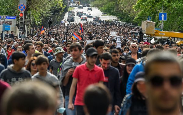 Протестующие на улице Вазгена Саргсяна (18 апреля 2018). Ереван Протестующие на улице Вазгена Саргсяна (18 апреля 2018). Ереван - Sputnik Армения