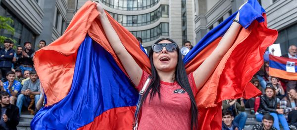 Протестующие у правительственного здания (18 апреля 2018). Еревaн Протестующие у правительственного здания (18 апреля 2018). Еревaн - Sputnik Армения