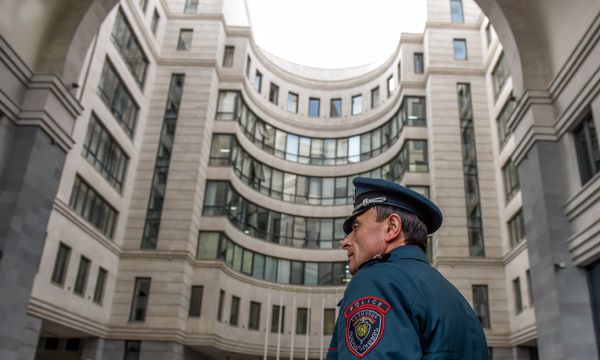 Заместитель начальника полиции Еревана Валерий Осипян у провительственного здания (18 апреля 2018). Ереван - Sputnik Армения