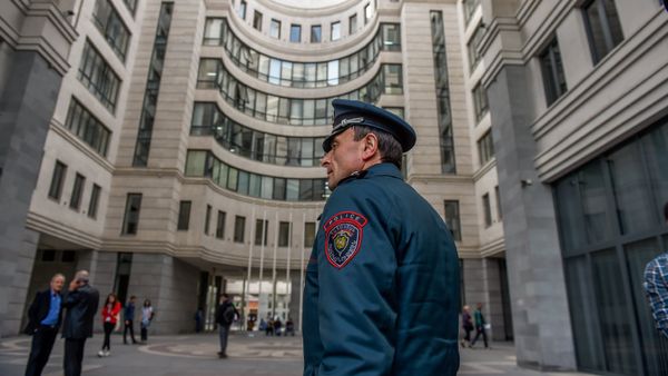 Заместитель начальника полиции Еревaна Валерий Осипян у правительственного здания (18 апреля 2018). Еревaн - Sputnik Արմենիա
