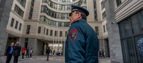 Заместитель начальника полиции Еревaна Валерий Осипян у правительственного здания (18 апреля 2018). Еревaн - Sputnik Արմենիա