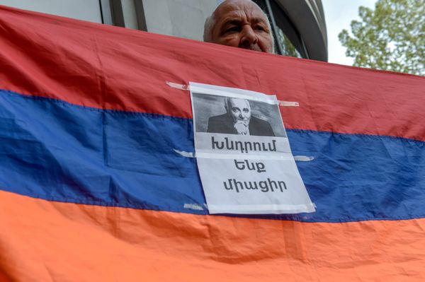 Протестующие у провительственного здания (18 апреля 2018). Ереван - Sputnik Армения