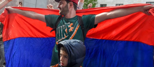 Протестующие у правительственного здания (18 апреля 2018). Ереван Протестующие у правительственного здания (18 апреля 2018). Ереван - Sputnik Армения