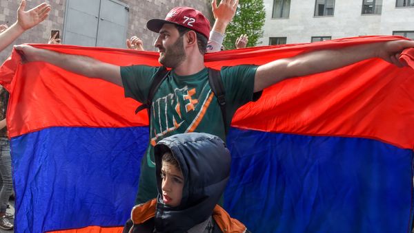 Протестующие у правительственного здания (18 апреля 2018). Ереван Протестующие у правительственного здания (18 апреля 2018). Ереван - Sputnik Армения