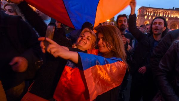 Во время митинга, огранизованного протестным движением Мой шаг (18 апреля 2018). Ереван - Sputnik Армения