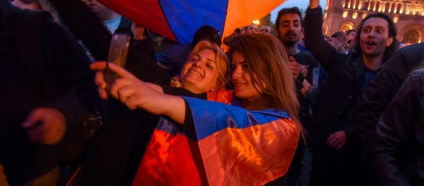 Во время митинга, огранизованного протестным движением Мой шаг (18 апреля 2018). Ереван Во время митинга, огранизованного протестным движением Мой шаг (18 апреля 2018). Ереван - Sputnik Армения