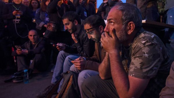 Никол Пашинян во время митинга на площади Республики (18 апреля 2018). Ереван - Sputnik Արմենիա