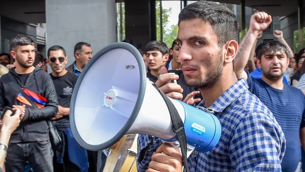 Протестующие у правительственного здания (18 апреля 2018). Еревaн - Sputnik Արմենիա