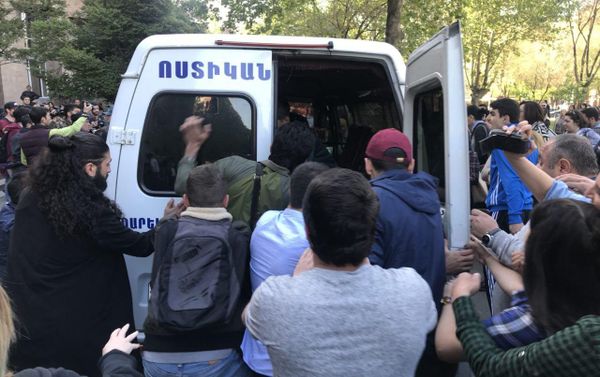 Ситуация у правительственного здания (19 апреля 2018). Ереван - Sputnik Армения