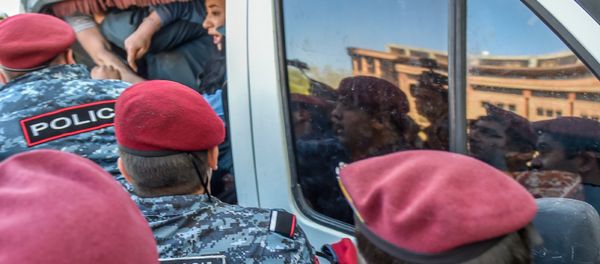 Ситуация у правительственного здания (19 апреля 2018). Ереван Ситуация у правительственного здания (19 апреля 2018). Ереван - Sputnik Армения