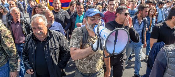 Протестующие во главе с Николом Пашиняном на улице Агатангегоса (19 апреля 2018). Ереван Протестующие во главе с Николом Пашиняном на улице Агатангегоса (19 апреля 2018). Ереван - Sputnik Армения