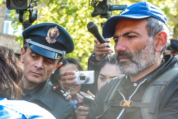 Заместитель начальника полиции Еревана Валерий Осипян и лидер оппозиционной фракции Елк Никол Пашинян наблюдают за оказыванием первой мед.помощи пострадавшей во время стычки у правительственного здания (19 апреля 2018). Ереван - Sputnik Армения