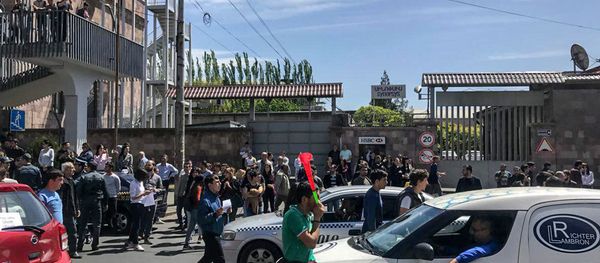 Протестующие на улице Аршакуняц (19 апреля 2018). Ереван Протестующие на улице Аршакуняц (19 апреля 2018). Ереван - Sputnik Արմենիա