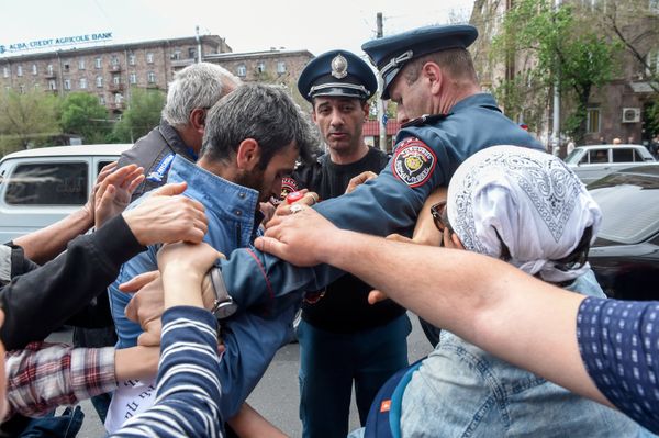 Полицейские подвергают приводу участников акции протеста (19 апреля 2018). Ереван - Sputnik Армения