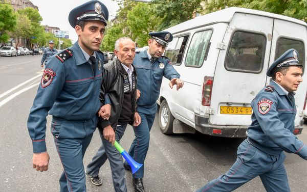 Полицейские подвергают приводу участников акции протеста (19 апреля 2018). Ереван - Sputnik Армения