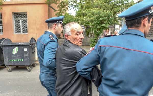 Полицейские подвергают приводу участников акции протеста (19 апреля 2018). Ереван - Sputnik Армения