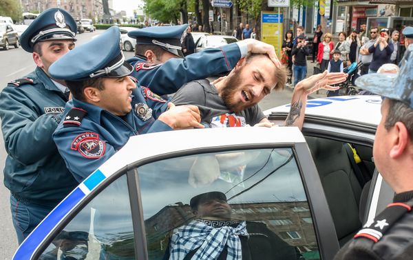Полицейские подвергают приводу участников акции протеста (19 апреля 2018). Ереван - Sputnik Армения