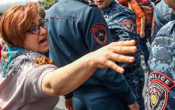 Полицейские подвергают приводу участников акции протеста (19 апреля 2018). Ереван - Sputnik Армения