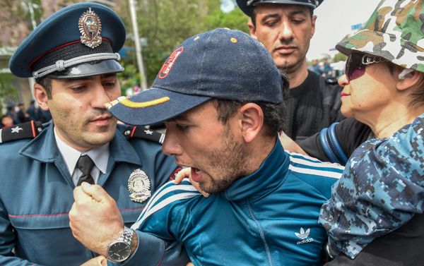Полицейские подвергают приводу участников акции протеста (19 апреля 2018). Ереван - Sputnik Армения