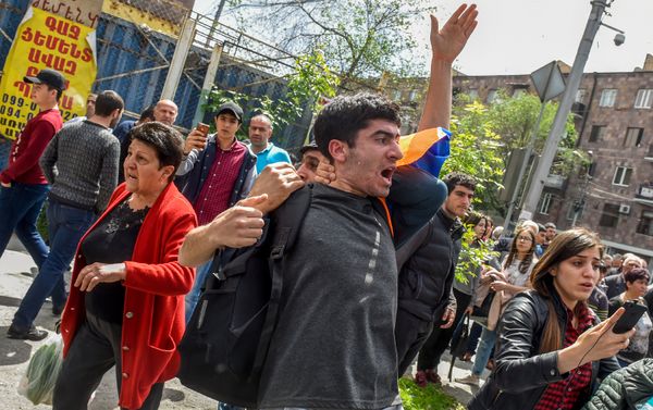 Полицейские подвергают приводу участников акции протеста (19 апреля 2018). Ереван - Sputnik Армения
