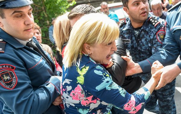 Полицейские подвергают приводу участников акции протеста (19 апреля 2018). Ереван - Sputnik Армения