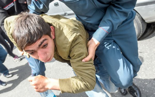 Полицейские подвергают приводу участников акции протеста (19 апреля 2018). Ереван - Sputnik Армения