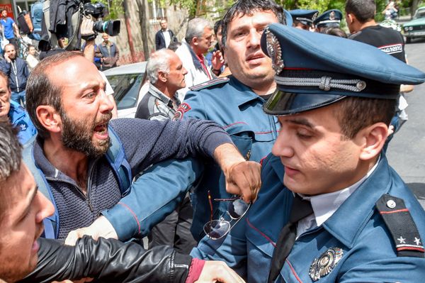 Полицейские подвергают приводу участников акции протеста (19 апреля 2018). Ереван - Sputnik Армения