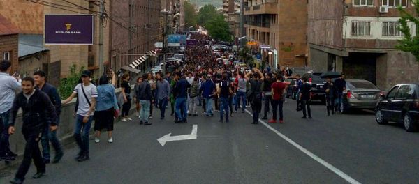 Протестующие на улице Амиряна (19 апреля 2018). Ереван Протестующие на улице Амиряна (19 апреля 2018). Ереван - Sputnik Армения
