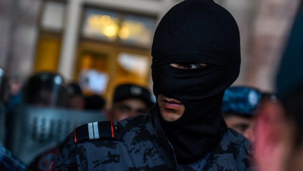 Полицейская баррикада на площади Республики (19 апреля 2018). Ереван - Sputnik Армения