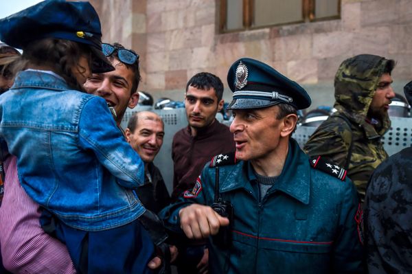 Протестующие перед домом правительства на площади Республики (19 апреля 2018). Ереван - Sputnik Армения
