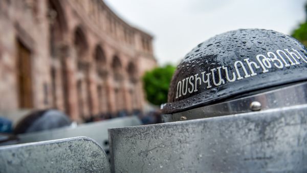 Полицейская баррикада на площади Республики (19 апреля 2018). Ереван - Sputnik Армения