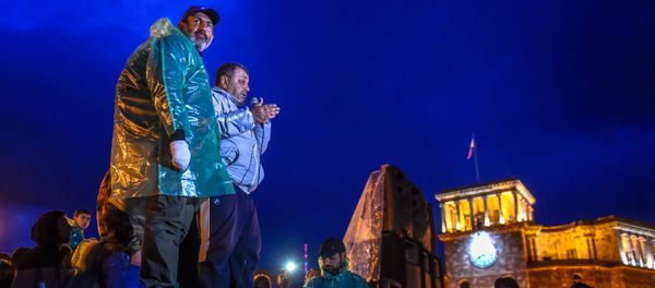 Никол Пашинян и Рубен Ахвердян во время митинга протестующих на площади Республики (19 апреля 2018). Ереван - Sputnik Армения