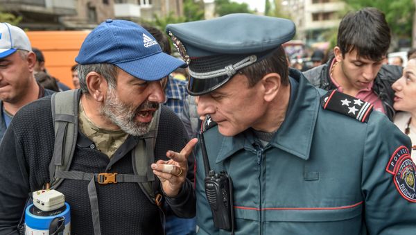 Заместитель начальника полиции Еревана Валерий Осипян и лидер оппозиционной фракции Елк Никол Пашинян на улице Гюльбенкяна (20 апреля 2018). Ереван Заместитель начальника полиции Еревана Валерий Осипян и лидер оппозиционной фракции Елк Никол Пашинян на улице Гюльбенкяна (20 апреля 2018). Ереван - Sputnik Армения
